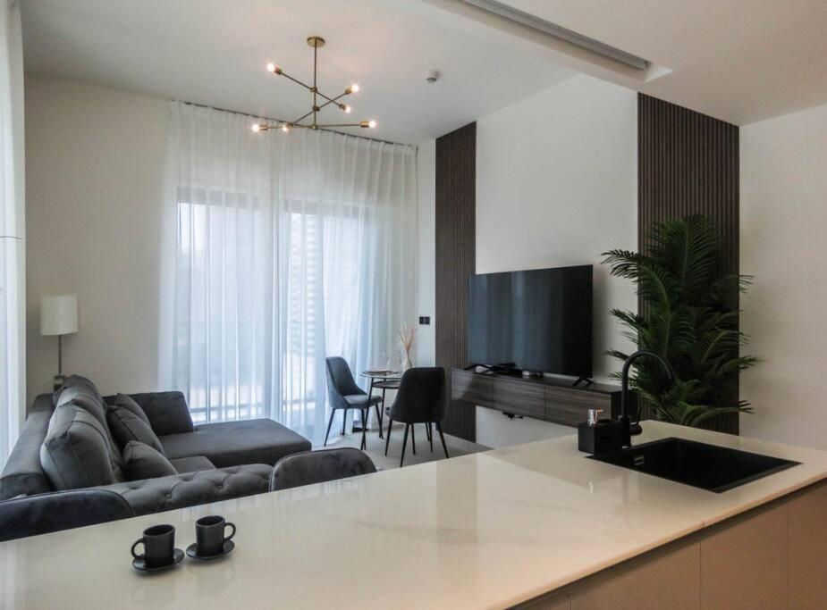 Stylish 2 Bedroom In Binghatti, Business Bay Dubái Exterior foto